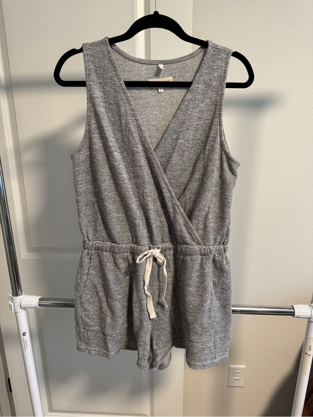 Lou & Grey LOFT Gray Heathered Knit Wrap Romper Shorts Jumpsuit Size M Pockets